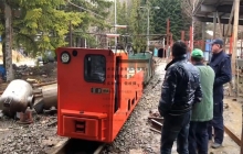 我廠的礦用電機(jī)車邁出國(guó)門，走向非洲。