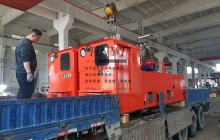為什么湘潭礦用電機(jī)車運(yùn)行時(shí)出現(xiàn)很大的沖擊故障？