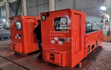 12噸鋰電池湘潭電機(jī)車(chē)發(fā)往某金屬礦