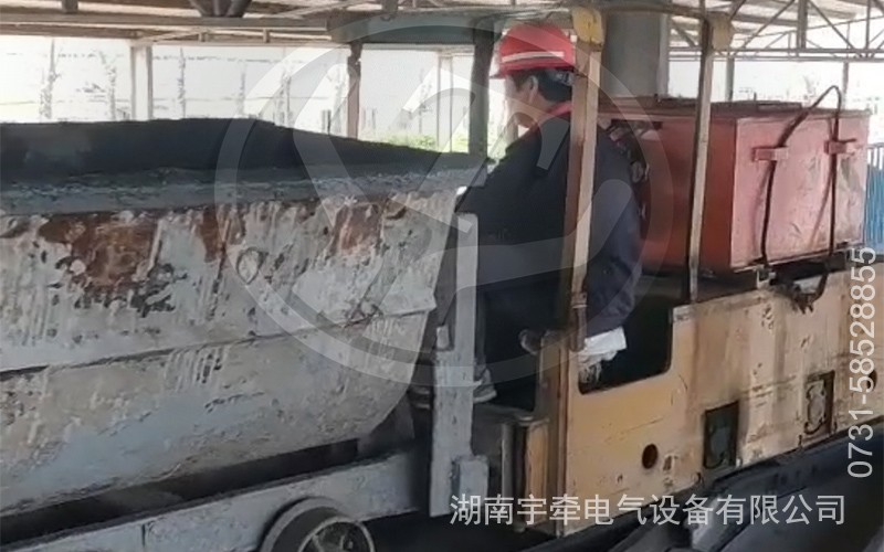 2.5 噸防爆蓄電池電機(jī)車礦山現(xiàn)場運(yùn)行視頻